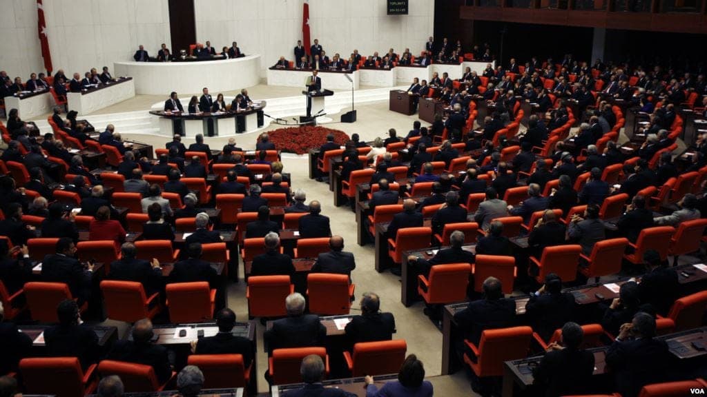 TBMM Genel Kurulu ilk kez yedi parti grubuyla toplandı, oturma düzeni yenilendi