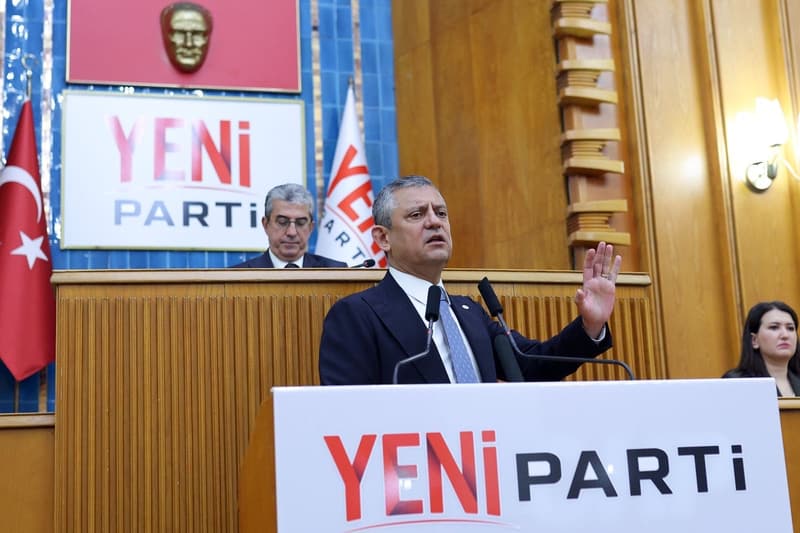 Özgür Özel grup toplantısında konuşurken, TBMM