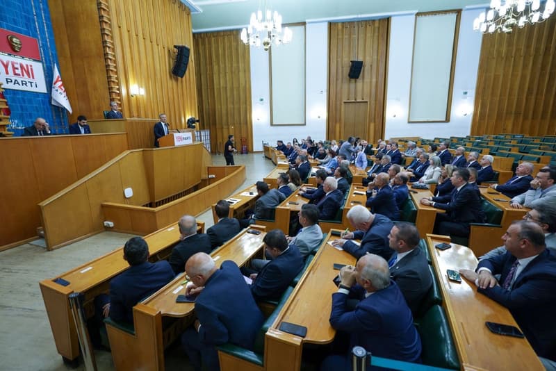 Yeni Parti milletvekilleri TBMM'deki grup toplantısı salonunda