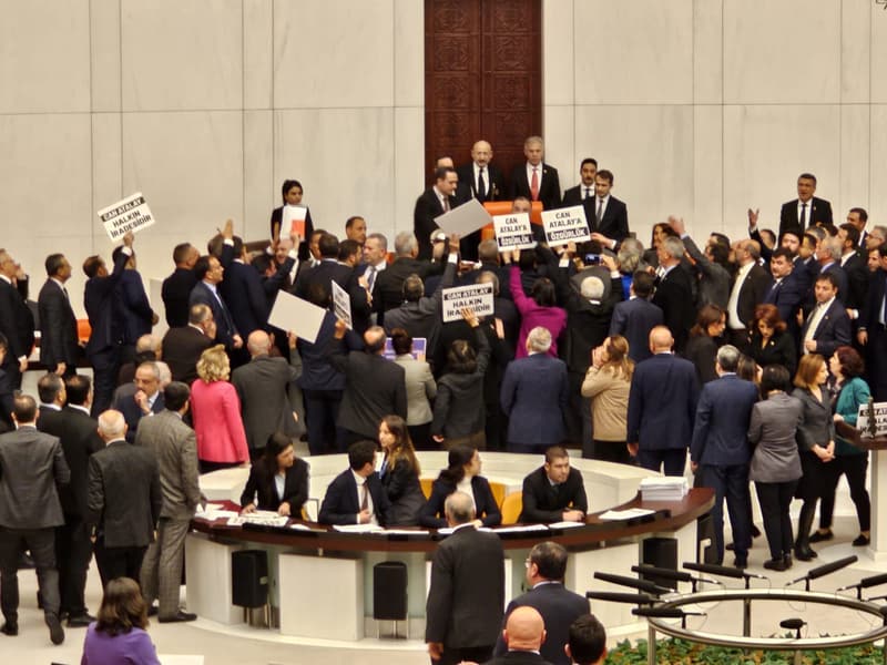 Yeni Parti TBMM'de ana muhalefet oldu, CHP 5. sıraya düştü