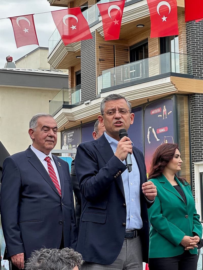 Özgür Özel portre